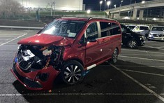 Bị cho nghỉ việc, nhân viên cũ của Mercedes-Benz ăn trộm máy xúc đến phá 50 chiếc V-Class tại nhà máy