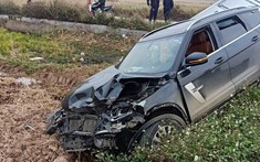 Bắc Ninh: SUV Trung Quốc Zotye Z8 va chạm với ô tô tải sang đường, 2 xe cùng lao xuống ruộng
