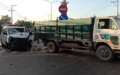 Video: Xe cấp cứu tông đuôi ô tô tải đang dừng chờ qua đường khiến tài xế bị thương nặng tại Bình Phước