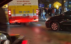 Hà Nội: Bị xe buýt cuốn vào gầm, cụ bà bán hàng rong tử vong