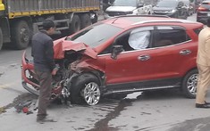 Video: Ford EcoSport chạy lấn làn, va chạm với ô tô tải trên đường Hải Dương, túi khí bung ra