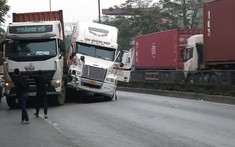 Video quay khoảnh khắc 2 chiếc xe container va chạm với nhau trên đường Hải Phòng