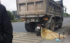 Hải Phòng: Xe máy chở 3 tông vào đuôi xe ben, 2 người tử vong
