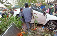 Video quay khoảnh khắc chiếc ô tô Hyundai lao vào chợ cóc tại Hải Phòng khiến 10 người bị thương