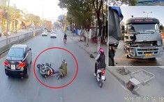 Video: Đánh lái tránh 2 người ngã xe máy, xe ben bị ô tô tải tông trúng trên đường Hải Phòng