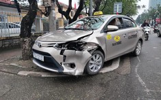 Video: Người đi xe máy chạy lấn làn, tông gãy trục xe taxi Toyota Vios tại Huế
