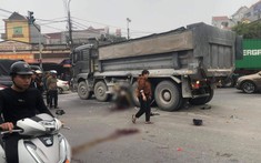 Video quay khoảnh khắc chiếc xe máy tông ngang sườn xe ben khiến 2 người phụ nữ tử vong tại Hưng Yên