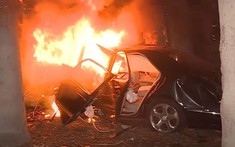 Video: Xe Mercedes-Benz lao từ trên cầu vượt xuống đường rồi bốc cháy, người lái nguy kịch