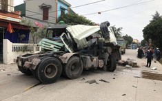 Ninh Bình: Xe ben đối đầu xe đầu kéo, 4 người bị thương
