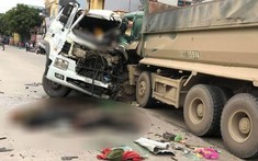 Video quay khoảnh khắc xe ben và xe đầu kéo đối đầu nhau khiến 4 người bị thương nặng tại Ninh Bình