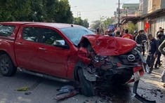 Video quay khoảnh khắc xe bán tải Mazda BT-50 gây tai nạn liên hoàn khiến 4 người thương vong tại Phú Thọ