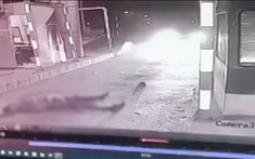 Video: Chui xuống gầm để sửa xe, tài xế bị ô tô của mình cán tử vong tại trạm thu phí IC9