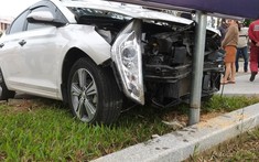 Quảng Nam: Nữ tài xế lái Hyundai Accent tông ô tô Ford Fiesta rồi lao lên vỉa hè