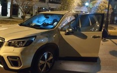 Hà Nội: Subaru Forester bay qua dải phân cách, tông gãy cột đèn, túi khí bung ra phủ kín cửa sổ