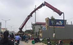 Video quay khoảnh khắc cần bơm bê tông chạm vào dây điện khiến 1 người bất tỉnh tại Thanh Hóa