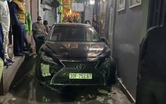 Hà Nội: Toyota Camry độ Lexus bay qua dải phân cách, lao vào trong ngõ