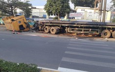 Video: Tránh người phụ nữ đi xe máy, xe đầu kéo lao vào cột điện và rụng cabin tại Vĩnh Phúc