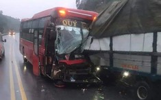 Chạy lấn làn trên cao tốc Nội Bài - Lào Cai, ô tô khách tông trực diện xe tải