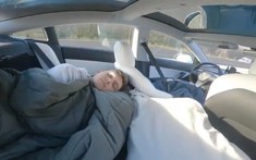 "Trẻ trâu" gây phẫn nộ khi cố tình quay video giả vờ ngủ trong chiếc Tesla Model 3 tự lái