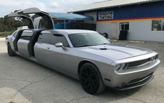 Chiếc Dodge Challenger 2013 Limo cực độc này đang được bán rẻ trên mạng với giá chỉ 750 triệu đồng