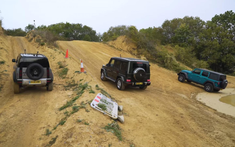 Theo dõi cuộc đua drag leo dốc và thi off-road giữa Land Rover Defender, Jeep Wrangler, và Mercedes G-Class