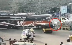Video quay cảnh xe khách tông nát ô tô con, 2 người thoát chết thần kỳ
