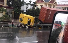 Hải Dương: Nghi ngờ tài xế ngủ gục khiến xe container lao xuống vệ đường, cabin xe hỏng nặng