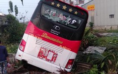 Tiền Giang: Xe khách tông dải phân cách trên cầu Bà Đắc rồi lao xuống sông, hành khách nháo nhào bỏ chạy