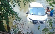 Tiền Giang: Tài xế bất cẩn trong lúc lùi xe khiến Mitsubishi Xpander lao xuống kênh vào mùng 2 Tết