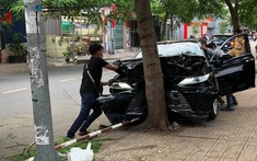 Sài Gòn: Toyota Camry hư hỏng nặng đầu xe sau khi lao lên vỉa hè, tông trúng cây xanh vào chiều mùng 1 Tết