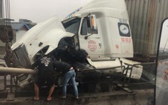 Hà Nội: Xe container tông dải phân cách trên vành đai 3, giao thông 2 chiều ùn tắc