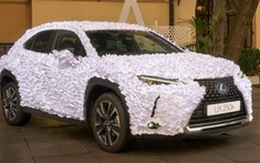 Ngắm nhìn chiếc Lexus UX nghệ thuật với thân vỏ bao phủ hàng nghìn cánh hoa giấy