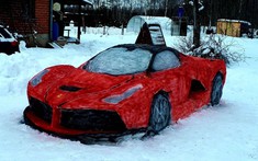 Mất 2 ngày để tạo nên chiếc Ferrari LaFerrari bằng tuyết, kích thước như thật này
