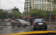 Hà Nội: Mercedes-Benz S450 vỡ đèn pha sau va chạm với Hyundai Elantra trong chiều 28 Tết, thiệt hại hơn trăm triệu đồng