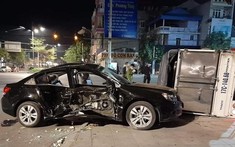 Quảng Ninh: Chevrolet Cruze bẹp dúm thân xe sau va chạm với xe tải trong đêm