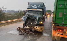 Bắc Ninh: Xe container nát bét đầu xe sau khi tông vào đuôi xe container khác trên QL38