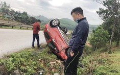 Nghệ An: VinFast Fadil lật ngửa bên đường vào ngày đầu Xuân Tân Sửu, dân mạng tò mò nguyên nhân