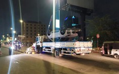 Porsche tông vào dải phân cách rồi lật ngửa trên đường, cách cứu hộ "cẩu xe" khiến không ít người choáng