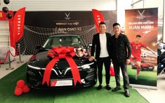 Hậu vệ Xuân Mạnh tậu xe VinFast Lux A2.0 chơi Tết Nguyên đán