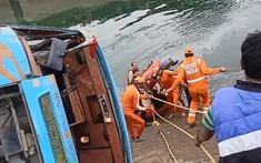Video: Xe buýt lao xuống kênh tại Ấn Độ khiến hơn 50 người thương vong