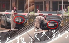 Video: Cô gái cầm biển số xe Mercedes-Benz dò trước camera nhưng không tài nào mở được thanh chắn