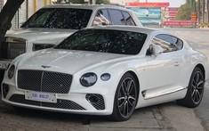 Bentley Continental GT V8 đỗ cùng Rolls-Royce Cullinan trên vỉa hè tại Thái Nguyên trong ngày Xuân