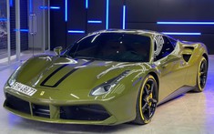 Ferrari 488 GTB màu xám được chủ đổi phong cách với màu xanh rêu đậm lạ mắt