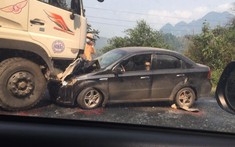 Hoà Bình: Xe tải lấn sang làn đường ngược chiều ở khúc cua, tông trực diện vào ô tô, 1 người bị thương