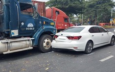 Quận 7: Xe container va quẹt với Lexus LS600hL khiến dân mạng lo cho cái tết của tài xế