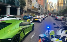 Video: Cảnh sát chặn 45 siêu xe ở Hong Kong khiến không ít cư dân mạng tò mò tìm hiểu nguyên nhân