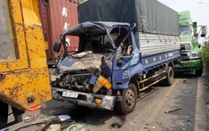 Bình Dương: Xe tải nát bét đầu xe khi bị kẹp giữa xe tải lớn và xe container