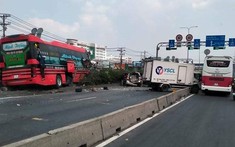 Thủ Đức: Tông xe liên hoàn mùng 4 Tết khiến Toyota Innova nát bét đuôi xe, nhiều hành khách nháo nhào bỏ chạy