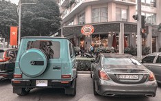 Không phải siêu xe đắt đỏ, Cường "Đô-la" cùng vợ trốn con nhỏ du Xuân trên chiếc Mercedes màu xanh