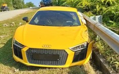 Siêu xe Audi R8 rơi bánh xe sau tai nạn trên đường, lái xe thoát chết trong gang tấc
